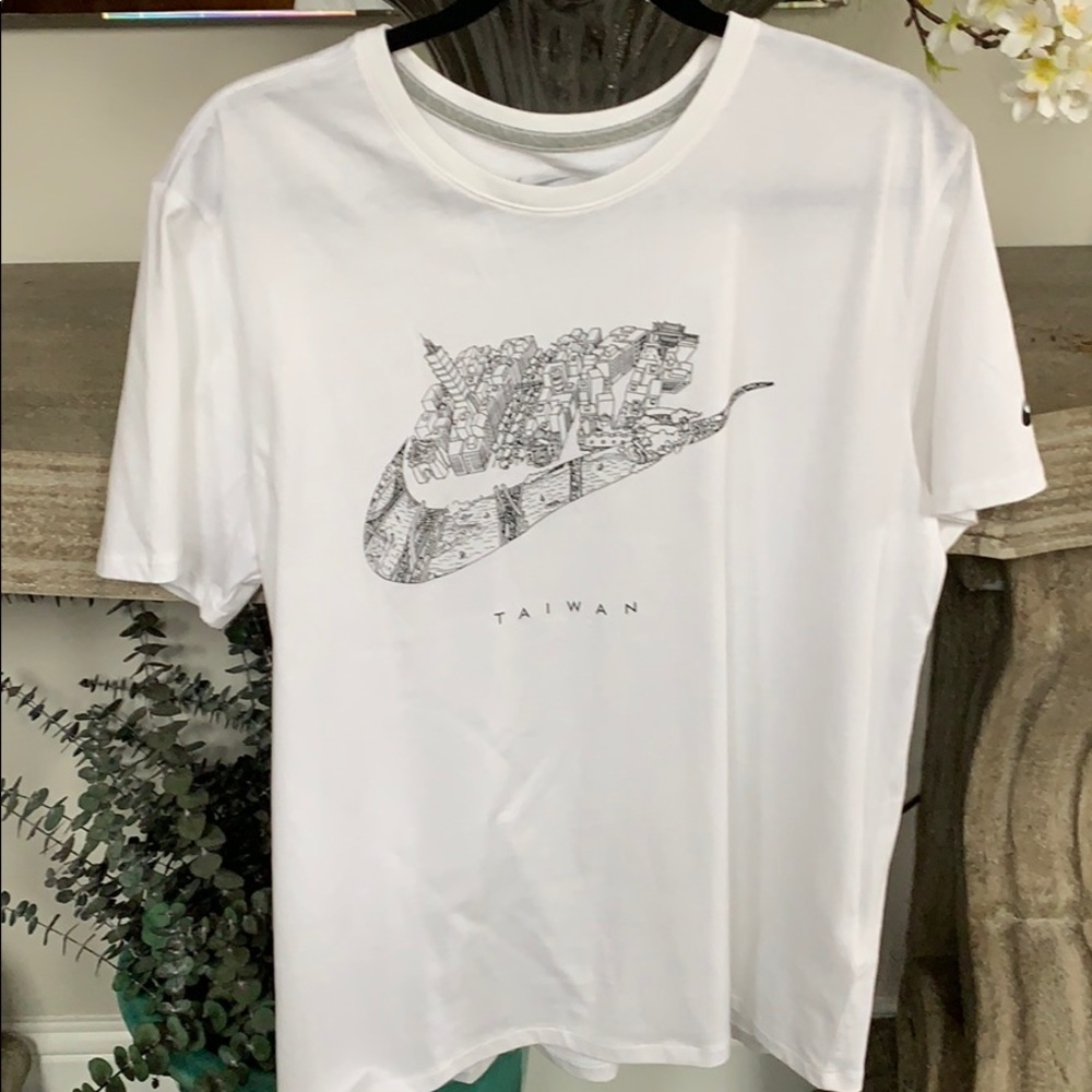 Nike Athletic Fit T-Shirt NWOT